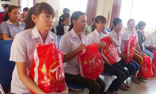Trao quà Tết cho công nhân có hoàn cảnh khó khăn