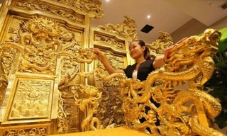 Hiện chiếc ngai vàng Trung Quốc hoành tráng được trưng bày ở sảnh khách sạn.