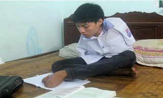 Không có tay Nhẫn vẫn quyết tâm dùng Chân để viết tiếp giấc mơ của mình: Ảnh: Thiên Ân.