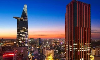 Times Square nằm ngay sát tòa nhà Bitexco Finance. Chiều cao của Times Square lên tới gần 165m và là tòa nhà thứ 2 của TPHCM có sân đậu trực thăng trên sân thượng . Ảnh: vietnamnet.