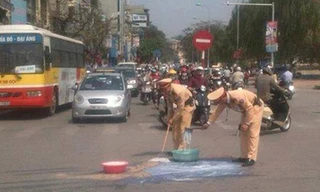 Thông tin từ đội CSGT số 3 (Công an TP Hà Nội) cho biết, khoảng 11h30 trưa nay (25/2), tại ngã tư Tôn Thất Tùng – Trường Chinh (quận Đống Đa, Hà Nội) đã xảy ra va chạm giao thông giữa 2 xe máy, trong đó có một xe chở thùng bột xà phòng công nghiệp; khiến 