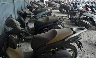 La liệt xe tay ga đắt tiền 'bỏ hoang' giữa Thủ đô