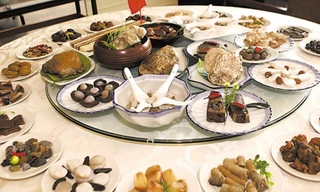 Ngỡ ngàng trước bàn tiệc trăm món ngon làm từ... đá