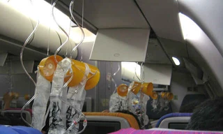 Khi cửa thoát hiểm mở, mặt nạ dưỡng khí sẽ được thả xuống. Ảnh: Thrillist.