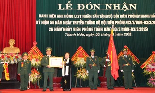 Phó Chủ tịch nước Nguyễn Thị Doan trao bằng, cờ Danh hiệu anh hùng cho tập thể Bộ đội Biên phòng tỉnh Thanh Hóa.