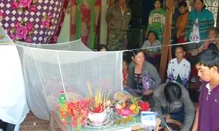 Gia đình tổ chức lo hậu sự cho ông Phến.