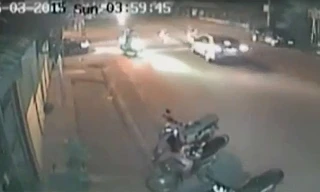 Đánh nhau trên đường phố bị ô tô tông suýt mất mạng