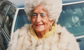 Chân dung bà cụ lột da mèo hàng xóm để làm áo khoác lông.