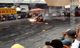 Xe phân khối lớn vừa đốt lốp, vừa phun lửa