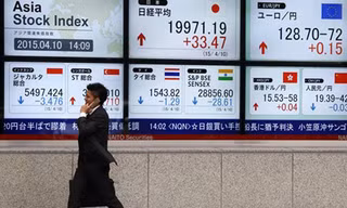 Bảng điện tử hiển thị các chỉ số bên ngoài Tokyo. Ảnh: Bloomberg.