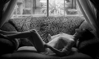 Cuộc sống cô đơn của người mẫu nude sau khuôn hình nóng bỏng