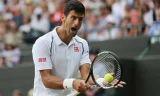 Djokovic nổi nóng với cô gái nhặt bóng.