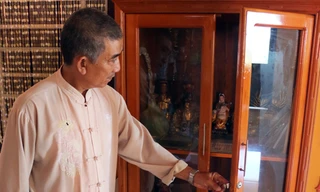 Tủ gỗ bị phá, 39 tượng phật cổ bị trộm lấy mất. Ảnh: Xuân Ngọc.