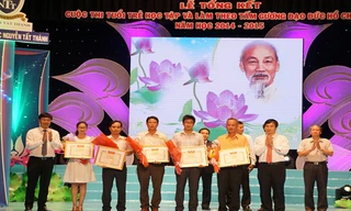 Anh Lê Quốc Phong, Bí thư TƯ Đoàn, Chủ tịch Hội Sinh viên Việt Nam trao giải cho những tập thể xuất sắc đạt giải trong cuộc thi.