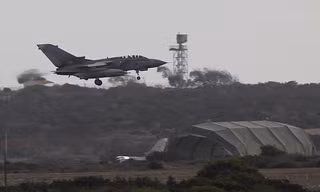 Chiếc Tornado của Không quân Anh trở về căn cứ. Nguồn: DM.