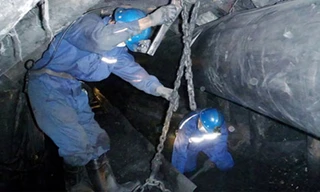 Kiểm tra, sửa chữa máng cào trong đường lò tại Công ty than Mạo Khê.