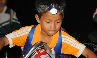 Vượt hàng chục cây số đường rừng để đến lớp. Ảnh: Kh.Uyên