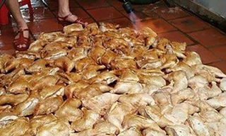 Xác minh sự thật chuyện nướng gà bằng đèn khò trên nền gạch