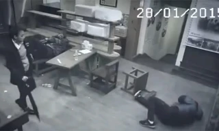 Kiều nữ cầm ô lạnh lùng hạ gục ba tên ăn vạ