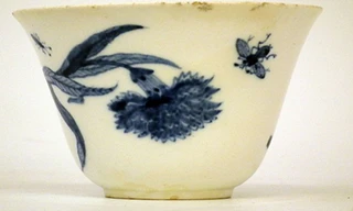 Người chủ đã mua chiếc chén với giá chưa đầy 100 bảng, nhưng cuối cùng đã thu về 44.400 bảng. Ông mua chiếc chén này chỉ vì nó nằm trong một khay đồ sứ cũ bán “đổ đống” với giá khá rẻ.