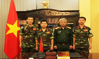 Thượng tướng Nguyễn Chí Vịnh chụp ảnh chung với cán bộ tham gia lực lượng gìn giữ hòa bình Liên Hiệp Quốc tại Cộng hòa Trung phi.