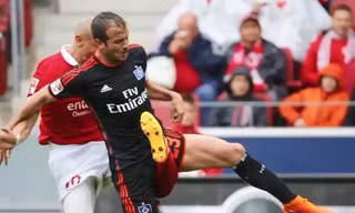 Tuyển thủ Colombia gãy đôi chân vì đá vào Van der Vaart