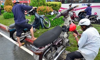 Đội quân lau chùi bugi 'hốt bạc' nhờ… đường ngập