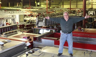 Andrew Leider và bộ sưu tập xe cứu hỏa lớn đến mức phải để ở 3 kho hàng tại 2 thành phố khác nhau. Ảnh: Barcroft.