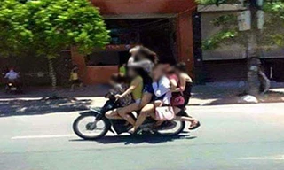 Khi có khách gọi thì bảo kê dùng xe máy chở các cô gái đến địa điểm.