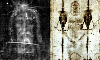 Hình ảnh người đàn ông râu quai nón với các dấu vết tra tấn trên tấm vải được cho là Chúa Jesus. Ảnh: EPA.