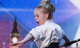 Cô bé 9 tuổi múa kiếm gây sốt ở cuộc thi tìm kiếm tài năng