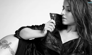 Cheryl mang trong mình giọt máu của Jean-Bernard.