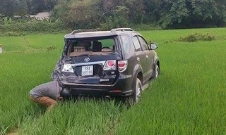 Chiếc xe 7 chỗ bị xe tải tông, sau đó mất lái rồi lao xuống ruộng. Ảnh: H.T.