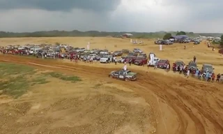 [VIDEO]: Xế hộp vượt địa hình qua flycam