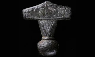 Lá bùa mang hình chiếc búa của thần Thor, vị thần sấm chớp bảo vệ loài người.