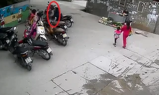 Tên trộm bẻ khóa 2 chiếc Air Blade giữa ban ngày tại Hà Nội