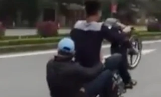 Cái kết của 2 quái xế bốc đầu xe máy