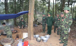 Thiếu tướng Trần Hữu Phúc, Giám đốc HVBP kiểm tra công tác hậu cần phục vụ diễn tập. Ảnh: Quốc Huy.