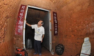 'Quái nhân' tự đào hang làm nhà sinh sống