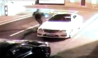 Lùi xe húc người chặn đường vào xe khác