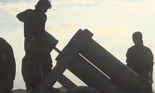 Quân nổi dậy Syria nạp đạn cối.