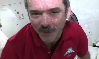 Phi hành gia khóc trong vũ trụ như thế nào?