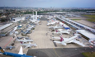 Toàn cảnh Triển lãm Hàng không Paris (Paris Air Show) năm nay. Sự kiện diễn ra tại sân bay Le Bourget, phía Bắc Paris, từ 15/6-21/6. Khoảng 300.000 chuyên gia hàng không và người xem được dự kiến sẽ tham dự. Nhiều thương vụ mua bán lớn cũng sẽ được tiến h