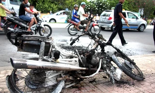 Xe máy cháy trơ khung, tài sản bên trong bị thiêu rụi. Ảnh: Xuân Ngọc.