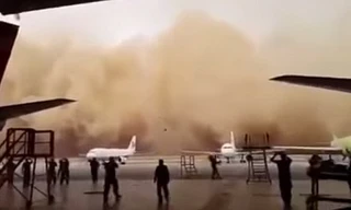 Bão cát kinh hoàng 'nuốt chửng' máy bay trên đường băng