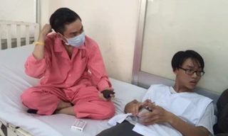 Bệnh nhân Trần Tấn Phát ( đeo khẩu trang) đang được điều trị tại Bệnh viện Chợ Rẫy. Ảnh: CAND