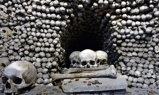 Bên trong nhà nguyện làm từ 70.000 bộ xương cốt
