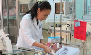 Theo các bác sĩ, sau 10 ngày phẫu thuật bệnh nhi bị đâm xuyên sọ đã hồi phục thần kỳ. Ảnh: Khánh Trung.