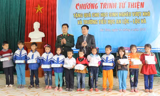 Thiếu tá Lê Quang Hòa, Trợ lý thanh niên Tập đoàn Viễn thông quân đội và Phó Bí thư thường trực Tỉnh Đoàn Hà Tĩnh Nguyễn Thế Hoàn trao quà động viên các em học sinh nghèo học giỏi. Ảnh. Nguyễn Minh.