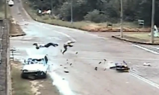 Hai người đi xe máy bị ôtô húc văng 